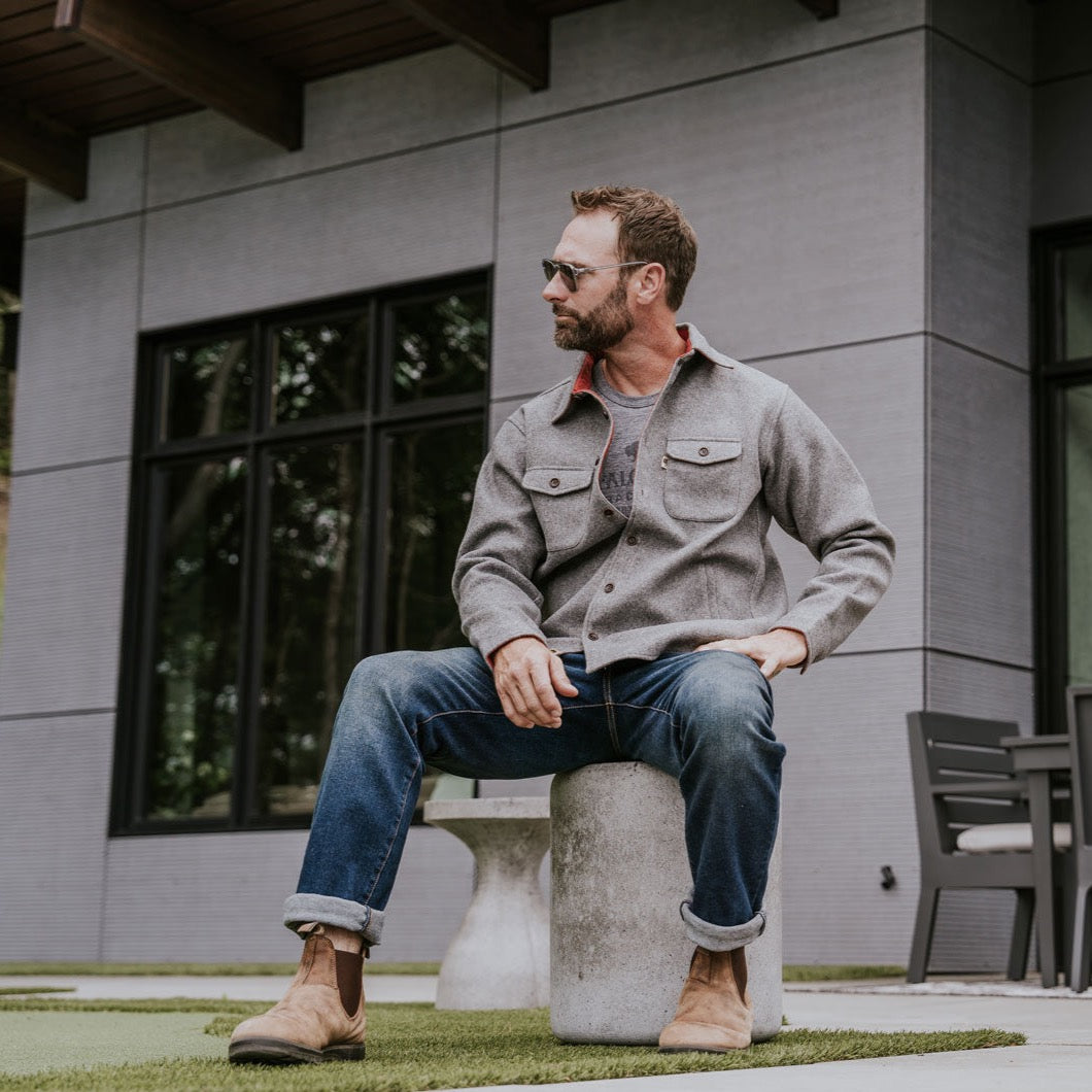 Kenai - Shirt Jan in Gray - Outdoor Patio Scene