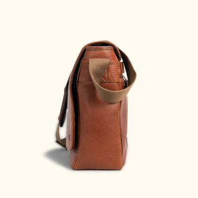 Side- Minimalist smooth leather crossbody bag with a sturdy, adjustable strap, offering a modern look for on-the-go professionals.