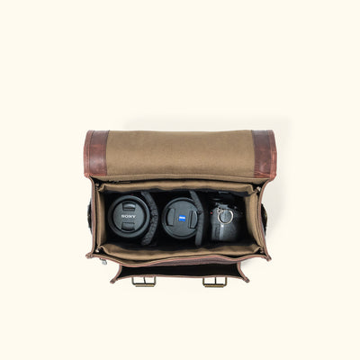 Vintage-style Roosevelt camera bag made of robust dark oak buffalo leather with a crossbody strap.